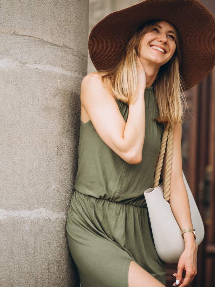 Vestido Iria largo burdeos acompañado de chal a juego para un estilo elegante y sofisticado